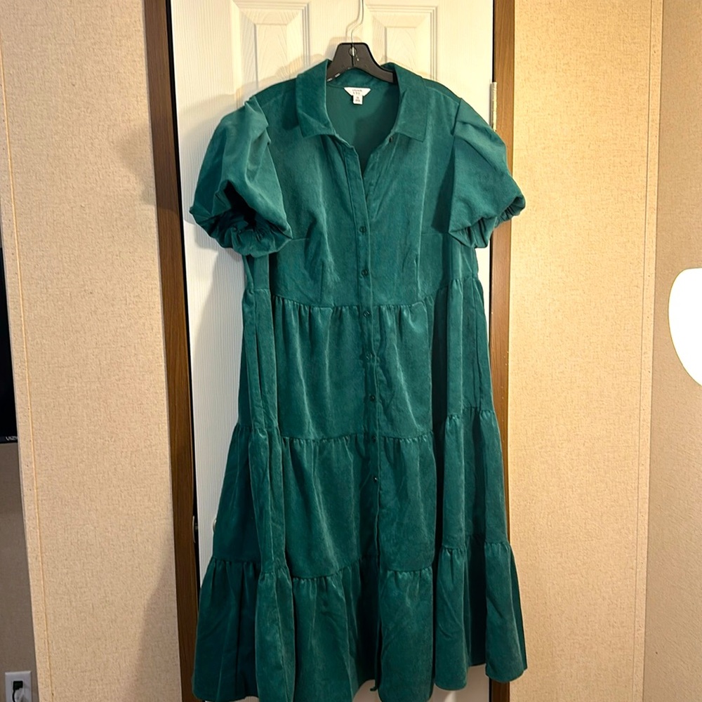 Crown and Ivy green corduroy dress. Puff sleeves. 1x